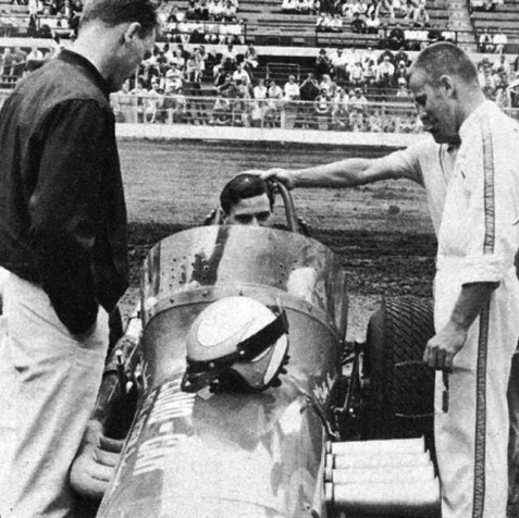 Jim pose dans le cockpit de la midget  de Boby Marshman à Springfield sous l'oeil amusé de Dan Gurney