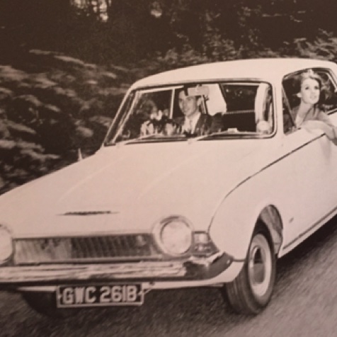 Promotion de la Ford avec le mannequin