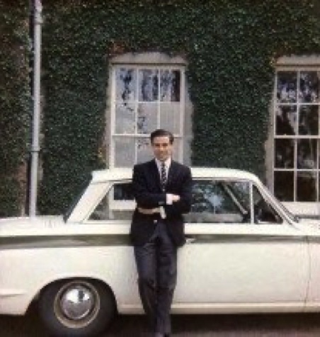 Chez lui avec une Cortina Lotus en tenue du dimanche !