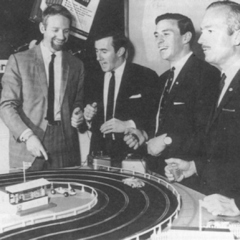 John Withmore, JIm, Colin Chapman, Jackie Stewart se décontractent