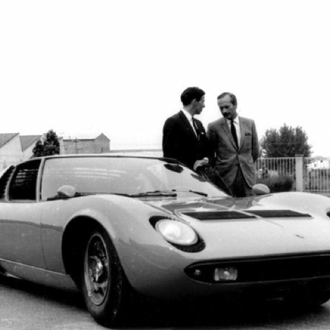 Jim et Colin à côté de la  Miura à l'usine Lamborghini