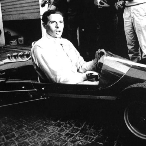 Jim dans une voiture à pédales Lotus...