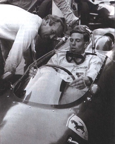 Jim Clark et Colin Chapman inspecte  une Ferrari