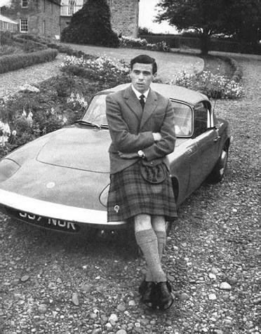 Jim Clark en kilt traditionnel chez lui en Ecosse