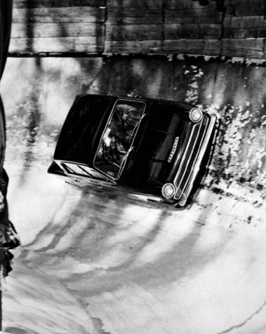 Jim emmène Walter Hayes, patron du département compétition de Ford pour un tour sur la piste de Bobsleight de Cortina d'Ampezzo !
Cortina