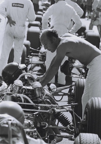 Jim écoute les conseils de  Stirling Moss à Warwick Farm 1968