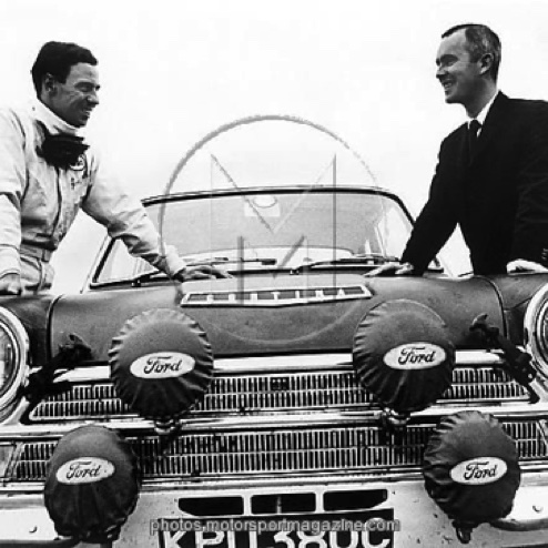 Podium de départ : Jim et Brian Mélia encore costumé...
© Rev Institute Podium de départ : Jim et Brian Mélia encore costumé...
© Rev Institute