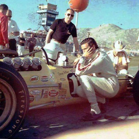 JIm Clark, aux essais en conversation avec son équipier Georges Follmer