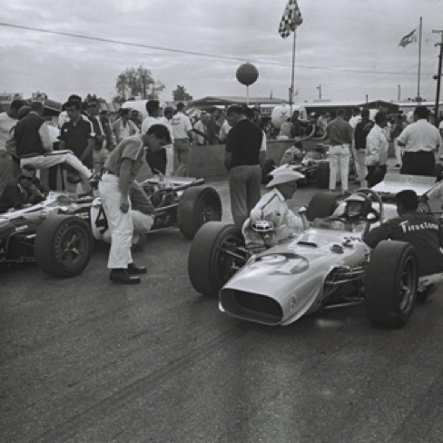 Sur la grille de départ
 © D. Friedman
Contribution Domino/Autodiva