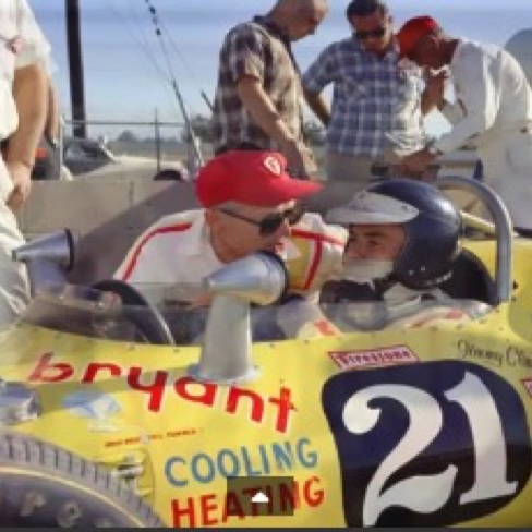 JIm dans le cockpit de la Vollsted écoute les conseils de Rolla , le constructeur