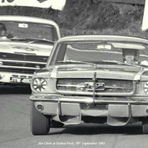 Toujours en bagarre avec Jack Brabham sur la Mustang à Oulton Park