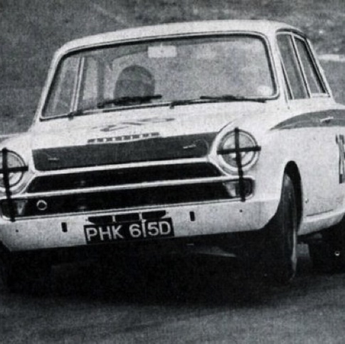 La Cortina Lotus 1966 : attitude caractéristique, une roue en l'air