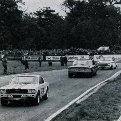 Jackie Oliver Mustang devant Brian Muir Ford Galaxie et Jim Clark Cortina en 1966