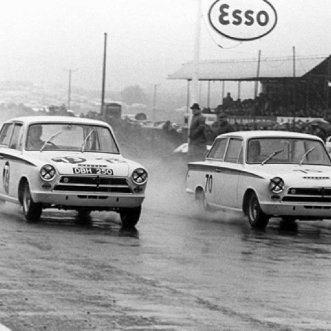 Les Cortina sous la pluie en 1964