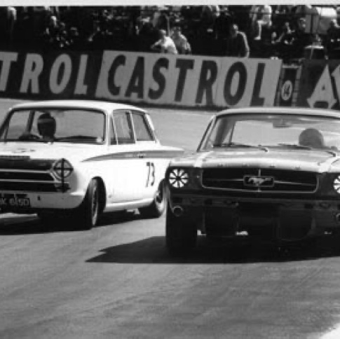 Jack Brabham sur la Mustang et Jim Clark sur la Cortina à Goodwood 1965.