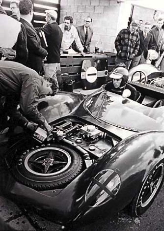 Roue de secours à l'avant sur la Lotus 30