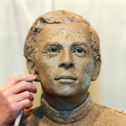 Dernières touches sur le visage du héros