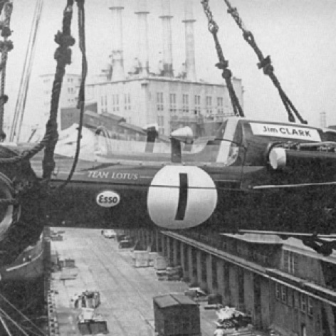 Déchargement de la Lotus 32 B en provenance de Grande Bretagne ! Déchargement de la Lotus 32 B en provenance de Grande Bretagne !