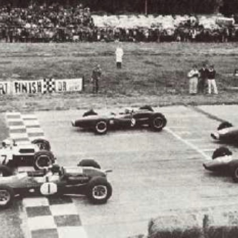 Départ au GP de Teratonga, 4ème manche et victoire devant Bruce McLaren Départ au GP de Teratonga, 4ème manche et victoire devant Bruce McLaren