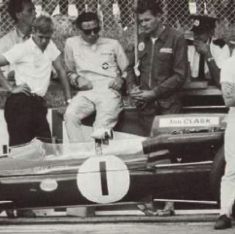 GP de Pukekohe : Jim, décontracté,parle avec les mécaniciens tandis que Colin Chapman est assis sur la roue arriere !