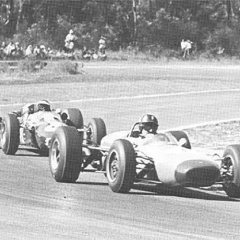 Graham Hill (Brabham BT 11A) et Jim  Clark  (Lotus 32B Climax)