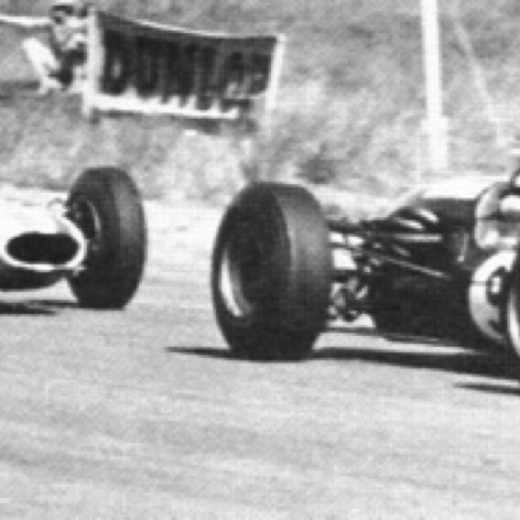 Jimmy devant le coureur Local Franck Matich sur sa Brabham BT 7A Jimmy devant le coureur Local Franck Matich sur sa Brabham BT 7A
