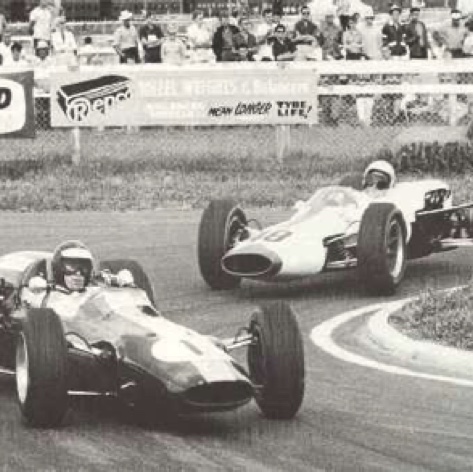 En bagarre avec Bruce McLaren à Pukekohe en Nouvelle Zélande En bagarre avec Bruce McLaren à Pukekohe en Nouvelle Zélande