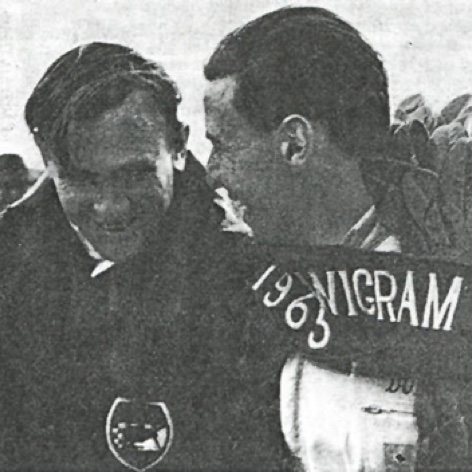 La joie du vainqueur au trophée Lady Wigram aux côtés de Bruce McLaren La joie du vainqueur au trophée Lady Wigram aux côtés de Bruce McLaren