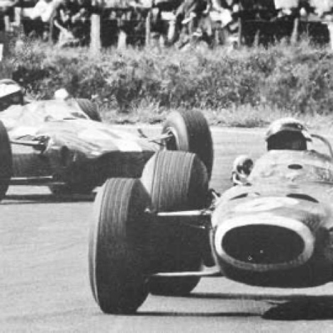 En bagarre avec Jackie Stewart et sa BRM En bagarre avec Jackie Stewart et sa BRM