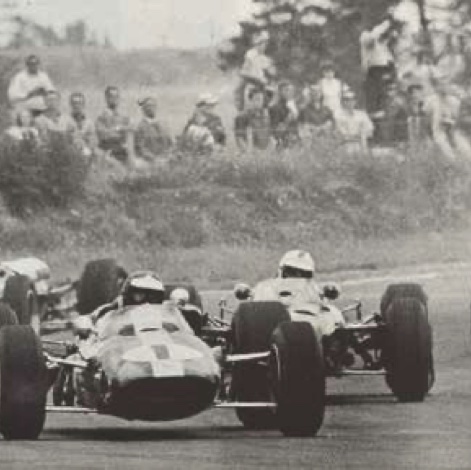 JImmy devant Spencer Martin, courreur local sur une Brabham BT 11