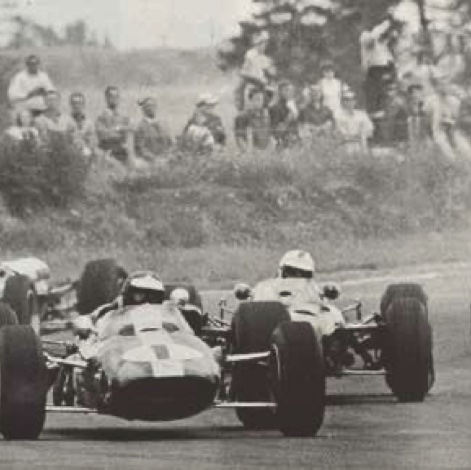 JImmy devant Spencer Martin, courreur local sur une Brabham BT 11 JImmy devant Spencer Martin, courreur local sur une Brabham BT 11