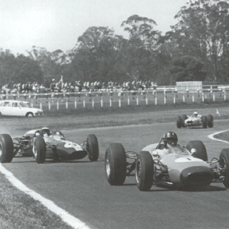 Jim contrôle un travers à la poursuite de Graham Hill... Jim contrôle un travers à la poursuite de Graham Hill...