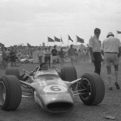 Jim sur la Lotus 49 T dans le parc des coureurs à Sandow Park