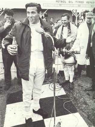 Teretonga : "Un discours, Jimmy !..." Bruce MacLaren, le vainqueur, rit en arrière plan