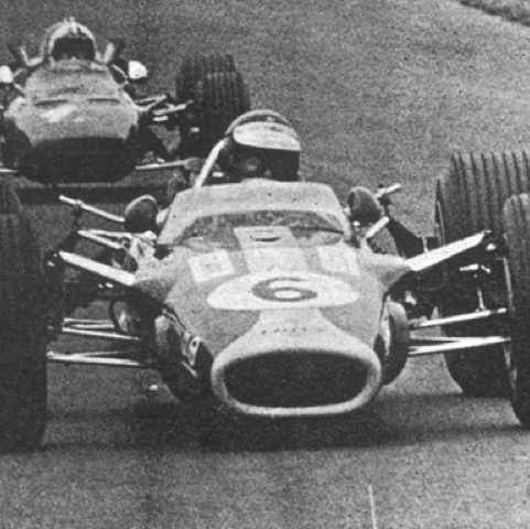 Devant Chris Amon et la Ferrari à Pukekohe