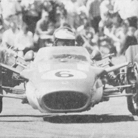 Apparition de petits flaps de part et d'autre du nez de la Lotus 49