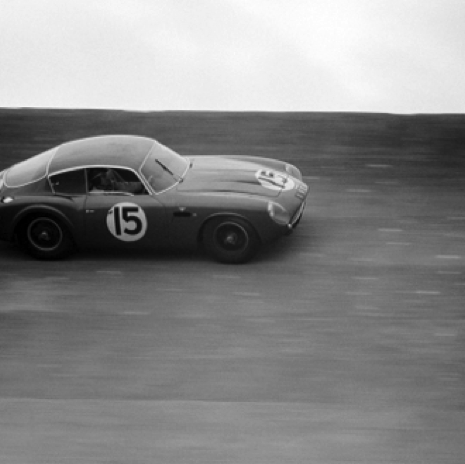 1000 km de Paris 1961 : Jim associé à Innes Ireland sur une Aston Martin Zagato DB4 GT du Racing Team Essex
© Eric Della Faille